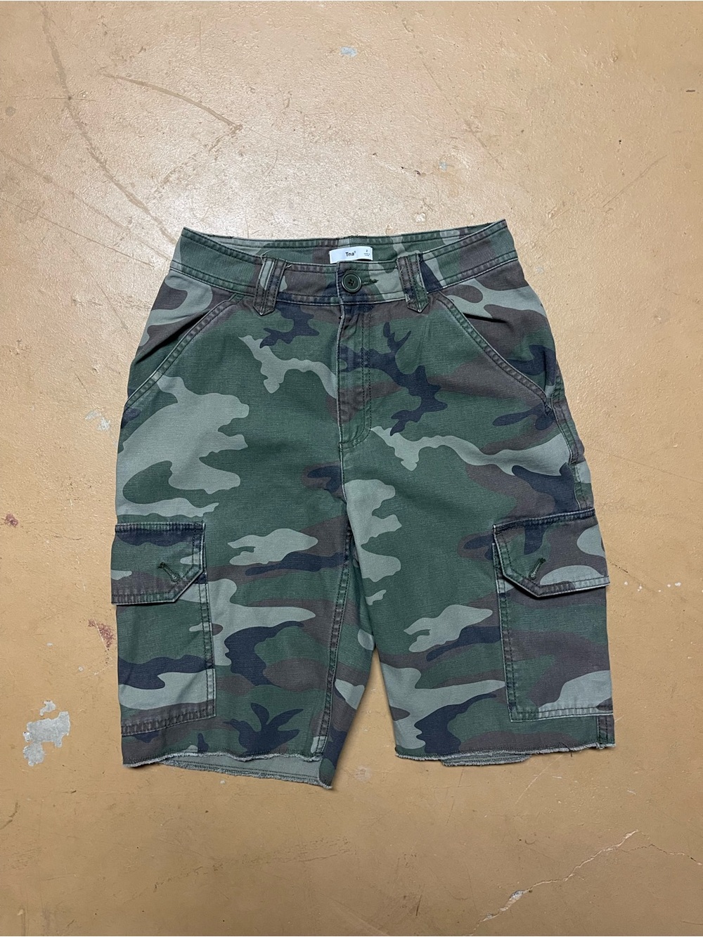 Women’s TNA Camo Cargo Open Hem Shorts Size 2